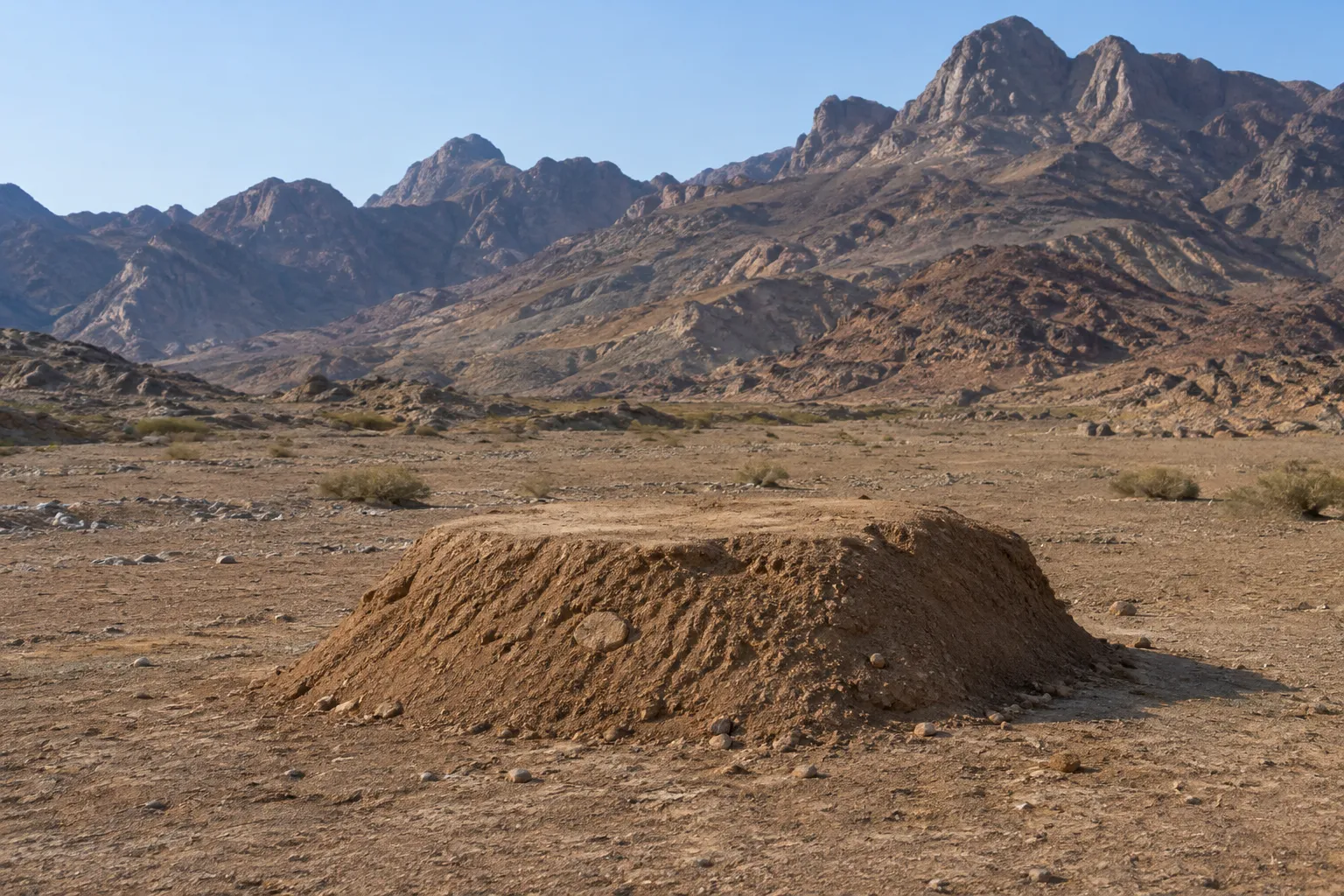 The prescribed altar of earth (Exodus 20:24–26)